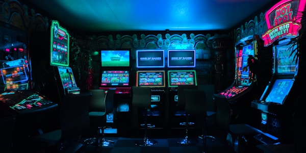 LPL春季赛总决赛JDG战队夺冠庆祝瞬间 - 选手捧起奖杯